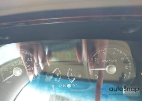 2009 Lincoln Town Car Signature Limited from USA, damaged, VIN 2LNHM82V79X631577